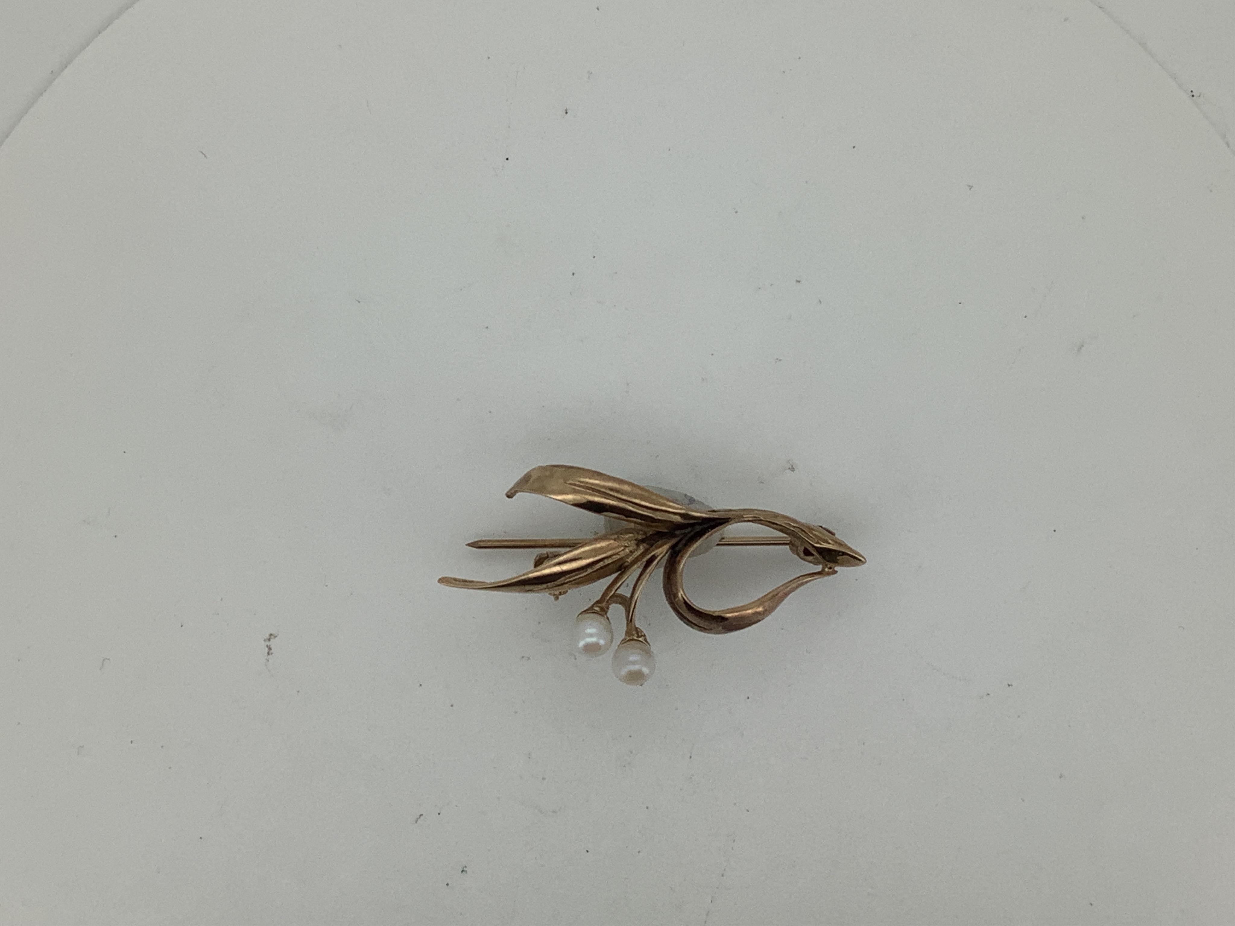 A 1980's 9ct gold and two stone cultured pearl set foliate brooch, 35mm, gross weight 2.6 grams.